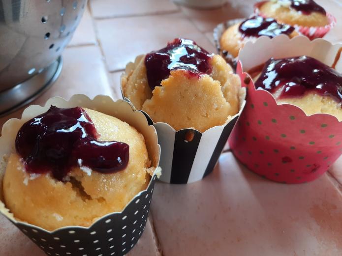 Cupcakes ecológicas de arándanos y crema espesa