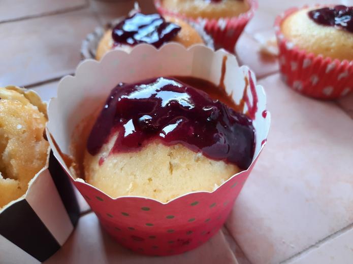 Cupcakes ecológicas de arándanos y crema espesa