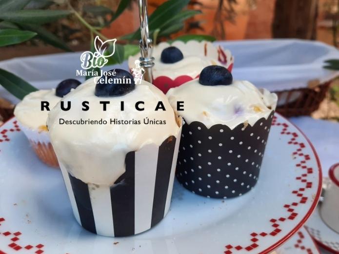 Cupcakes ecológicas de arándanos y crema espesa