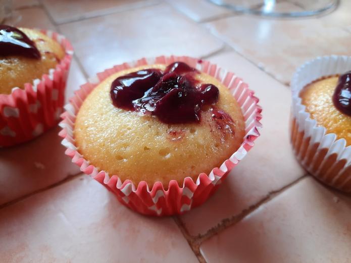 Cupcakes ecológicas de arándanos y crema espesa