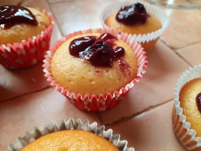 Cupcakes ecológicas de arándanos y crema espesa