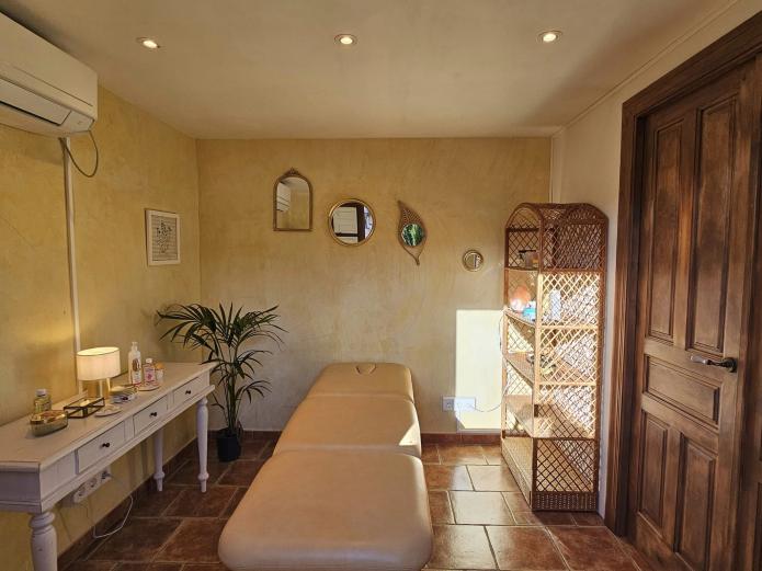 Estancia, masaje, dulces y libro