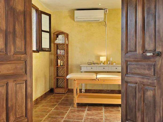 Estancia, masaje, dulces y libro