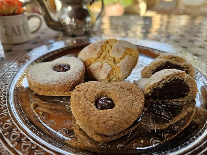 Maamul de dátiles, almendrados y pastitas de té 
