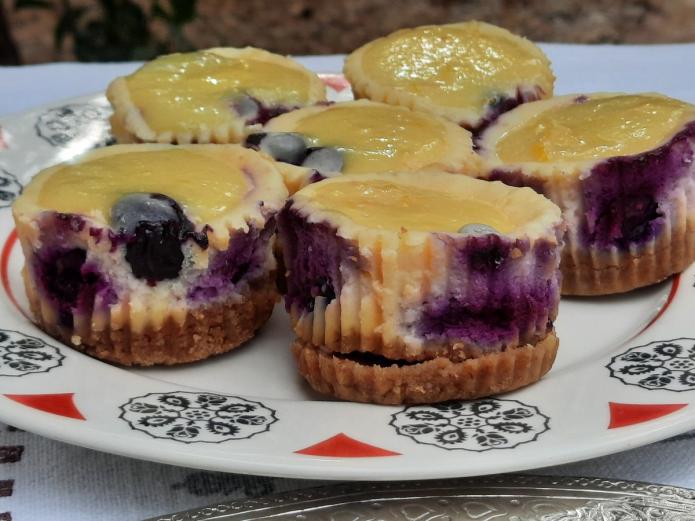 Mini tartas de queso ecológicas con limón y arándanos 