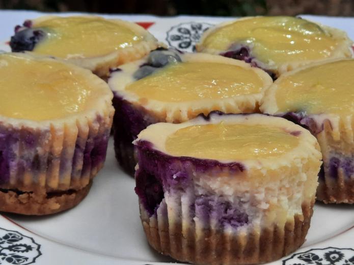 Mini tartas de queso ecológicas con limón y arándanos 