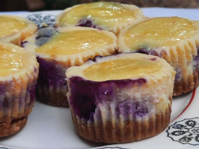 Mini tartas de queso ecológicas con limón y arándanos 