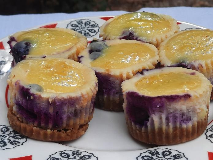 Mini tartas de queso ecológicas con limón y arándanos 