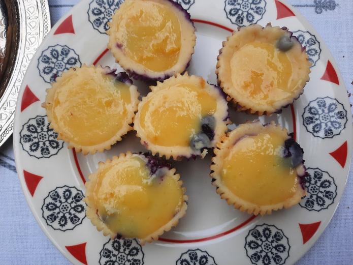 Mini tartas de queso ecológicas con limón y arándanos 