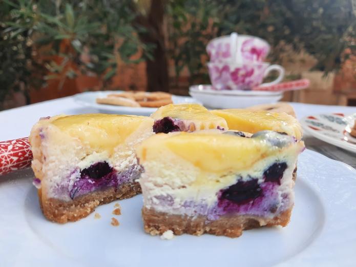 Mini tartas de queso ecológicas con limón y arándanos 