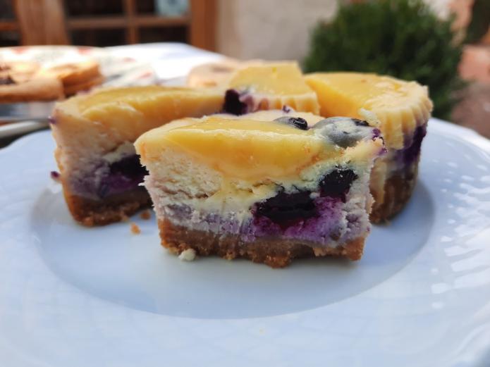 Mini tartas de queso ecológicas con limón y arándanos 