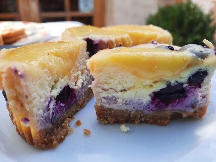 Mini tartas de queso ecológicas con limón y arándanos 