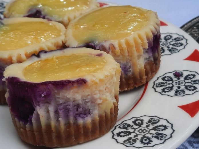 Mini tartas de queso ecológicas con limón y arándanos 