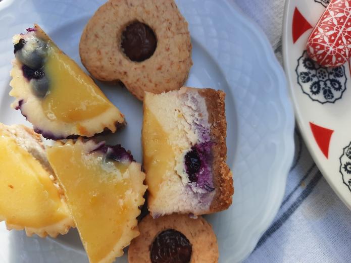 Mini tartas de queso ecológicas con limón y arándanos 