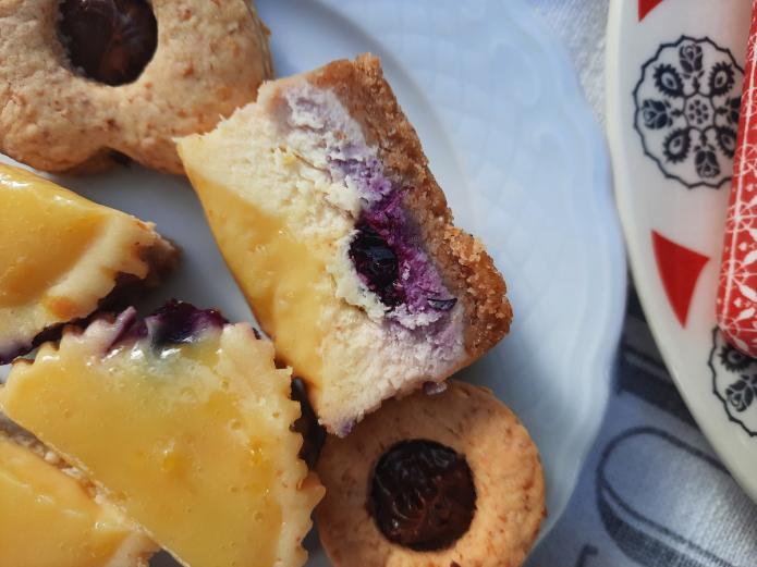 Mini tartas de queso ecológicas con limón y arándanos 