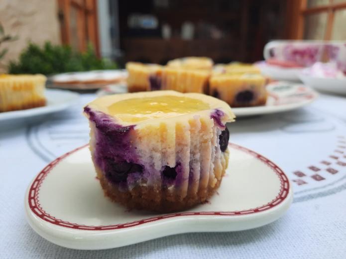 Mini tartas de queso ecológicas con limón y arándanos 