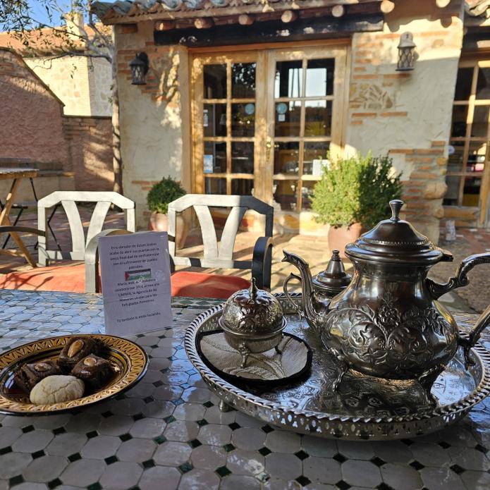 Hoy té caliente y bizcocho de limón Hoy té caliente y bizcocho de limón