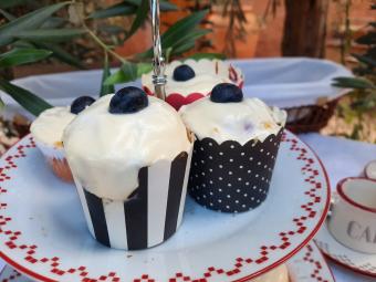 Cupcakes ecológicas de arándanos y crema espesa