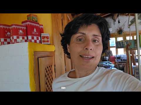 Embedded thumbnail for Elaborando dulces ecológicos en el obrador bio de la casa rural